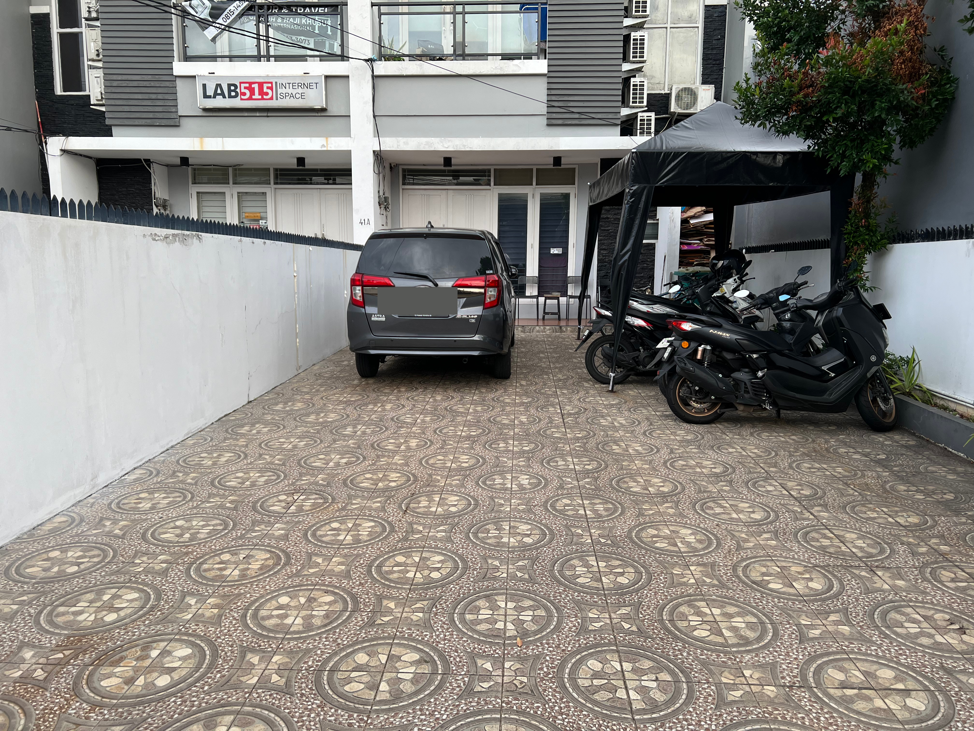 Parkiran Mobil & Motor